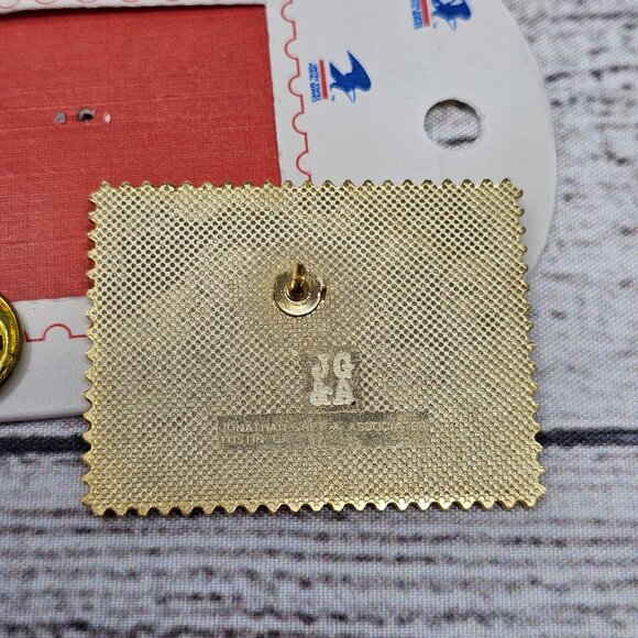 Disney Snow White and the Seven Dwarfs 5-cent stamp pin/brooch from Grenada - Picture 2 of 5